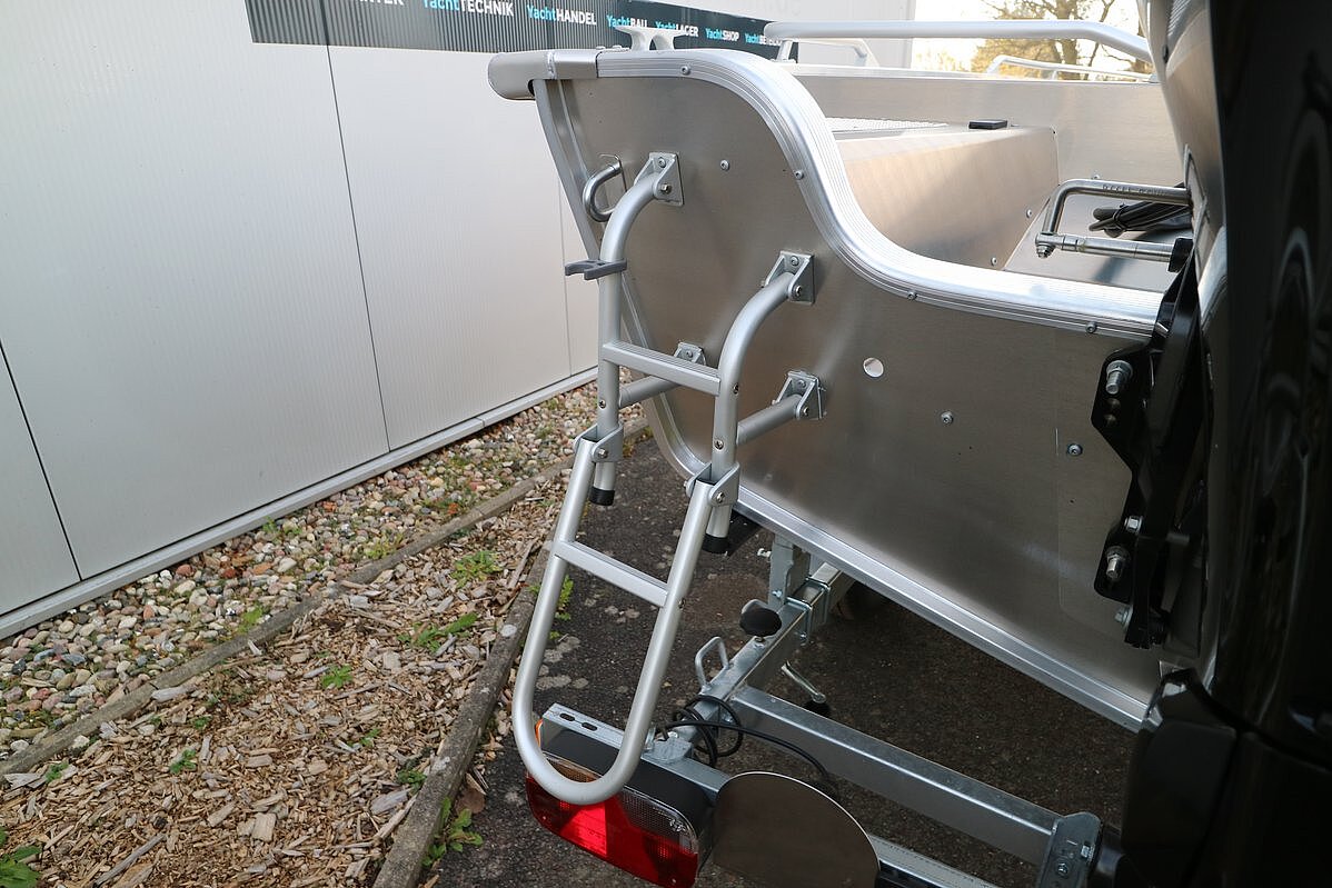 Dieses Bild zeigt die Einstiegsleiter der Linder ARKIP 460 inkl. Garmin.