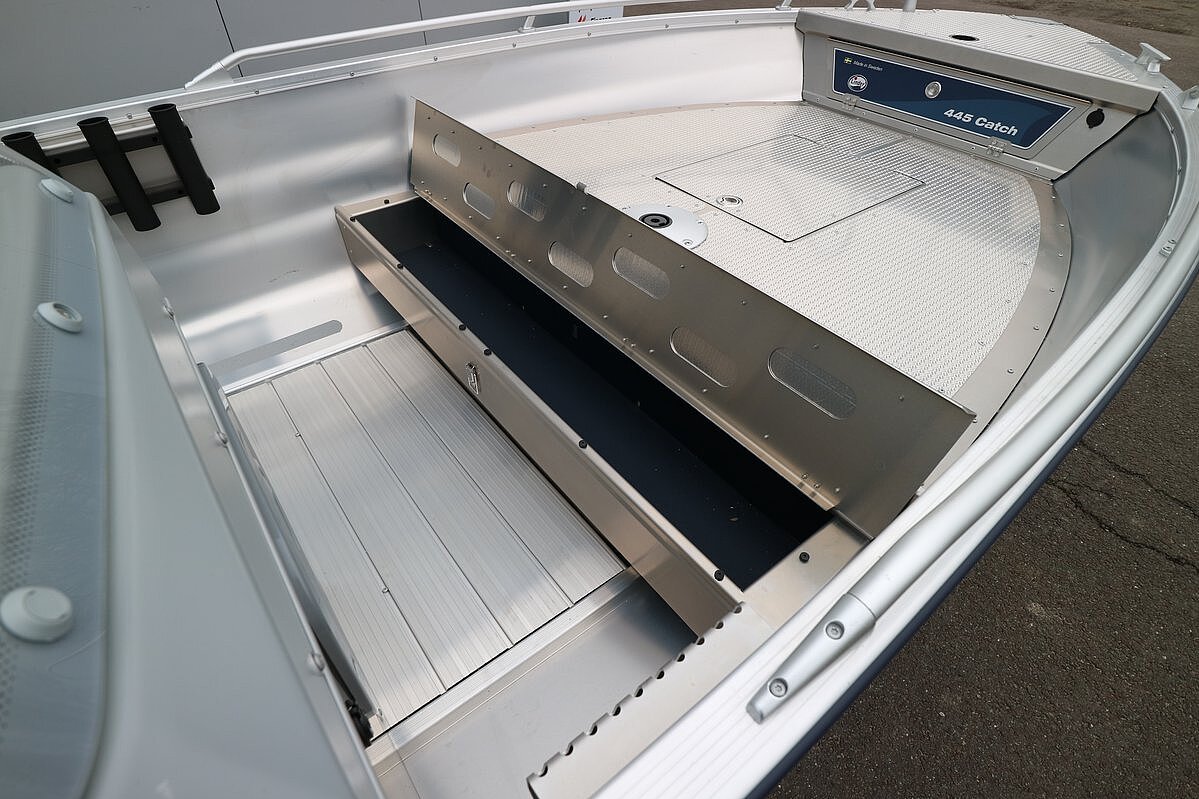 Dieses Bild zeigt unser Aluboot Linder Sportsman 445 Catch inkl. Garmin 9" GPS  - Ansicht des Bugs mit verschiedenen Stauräumen im Detail geöffnet