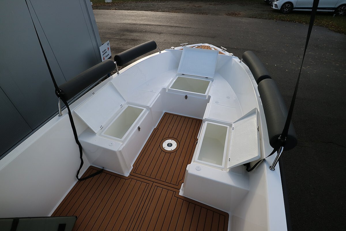 Dieses Bild zeigt unser Motorboot Aquila 4.8 Family inkl. Motor - Sitzfläche anderer Winkel Stauraumansicht