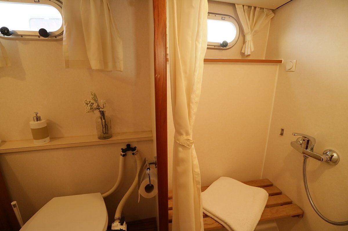 Dieses Bild zeigt unsere Yacht Laureen - Linssen Grand Sturdy 34.9 - Bad Dusche
