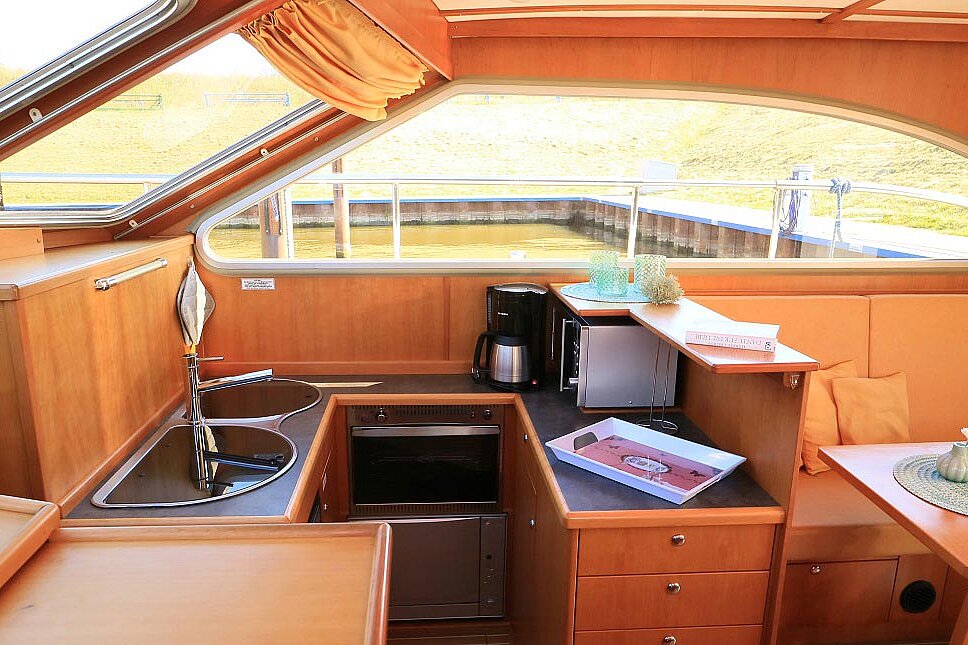 Dieses Bild zeigt unsere Yacht Aquamarin - M-Cruiser 125 - Küche