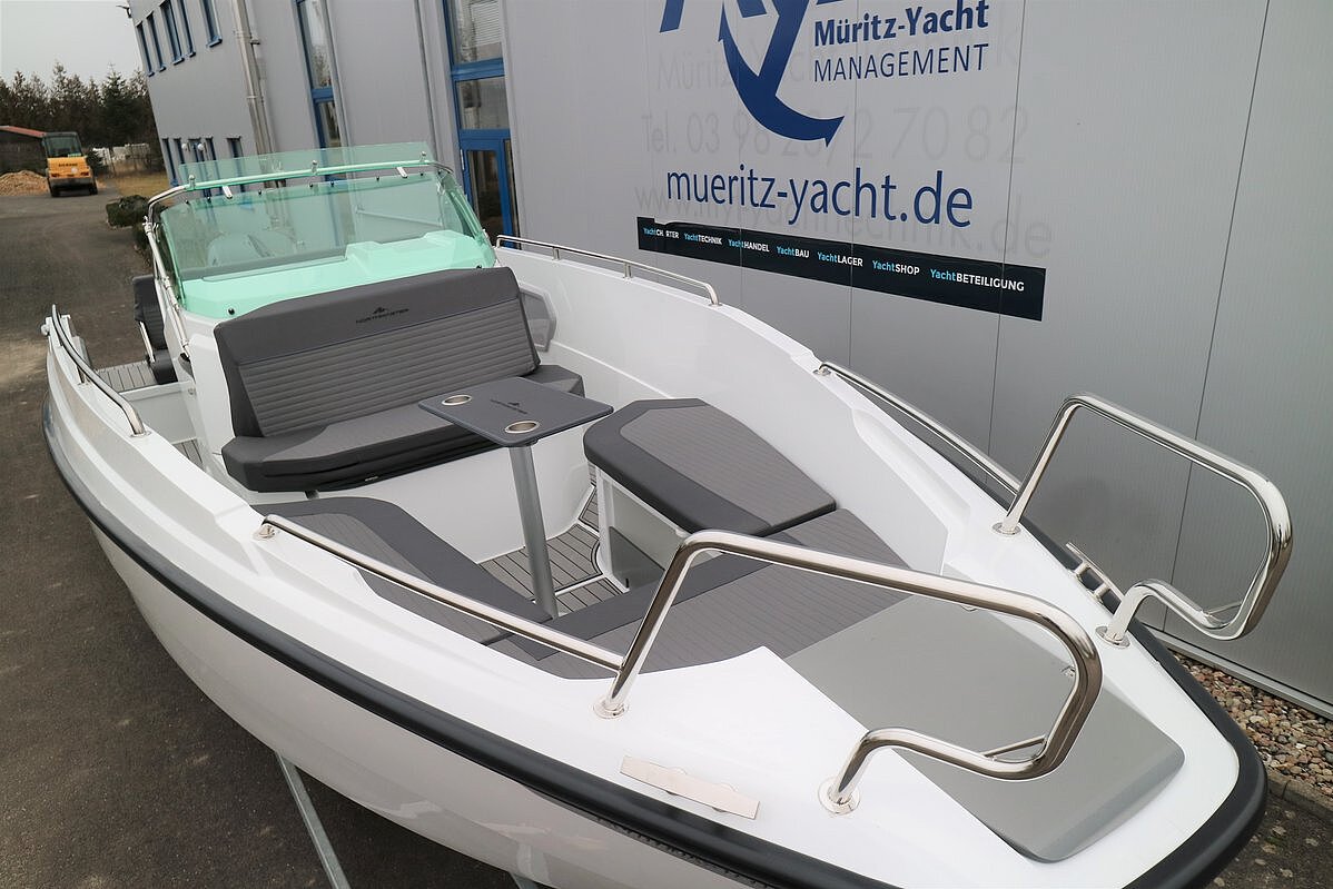 Dieses Bild zeigt unser Motorboot - Northmaster 645 Open - Ausstellungsboot - Ansicht vorne Liegefläche offen anderer Winkel