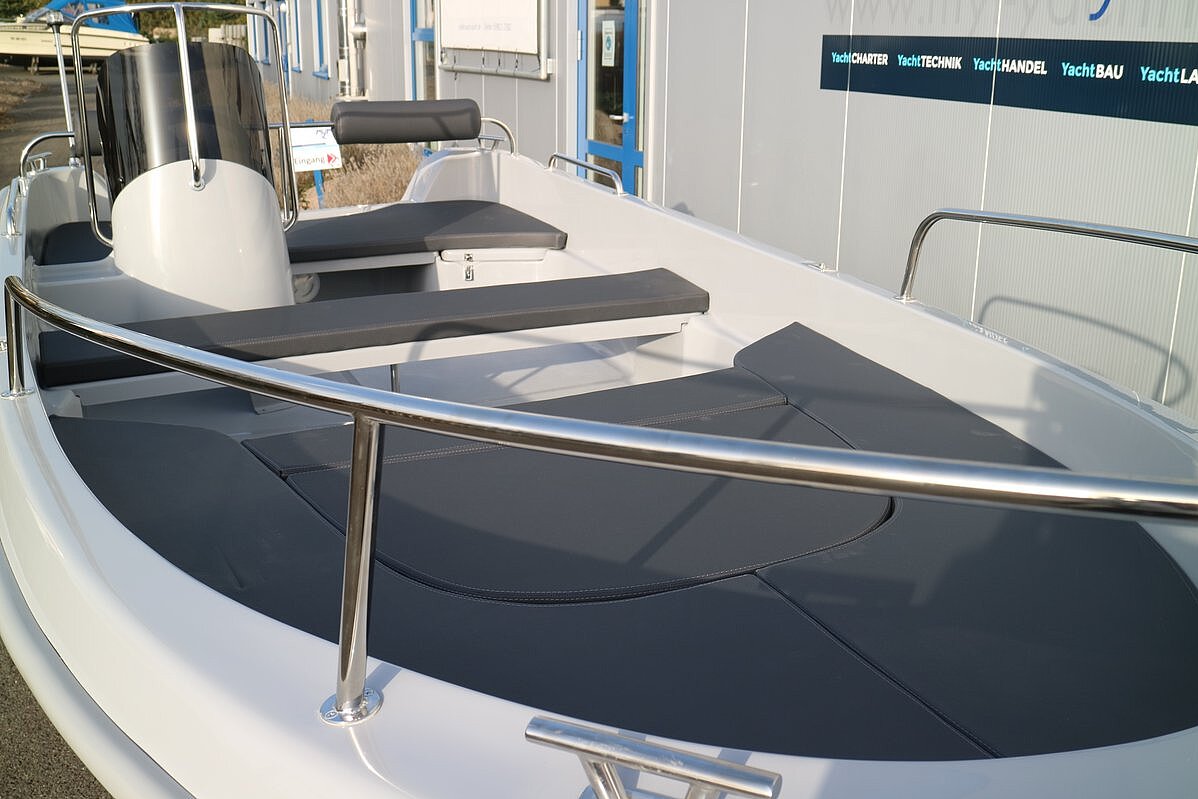 Das Bild zeigt unseren Mazury 480 LC vorne als Liegefläche