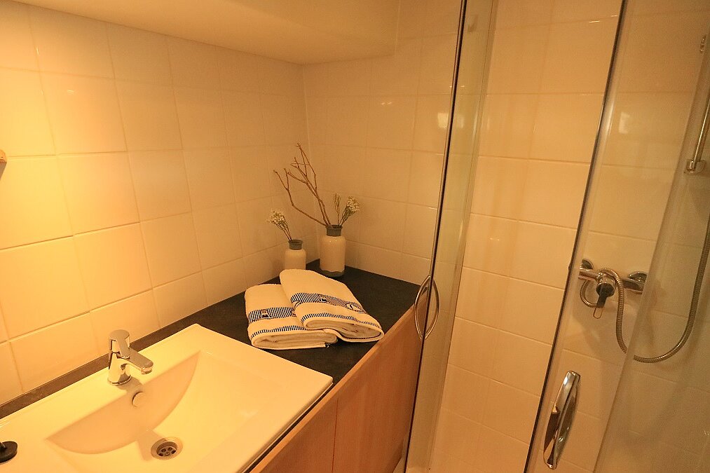 Dieses Bild zeigt unsere Yacht Sky Blue - M-Retro 140 Pool - Bad anderer Winkel