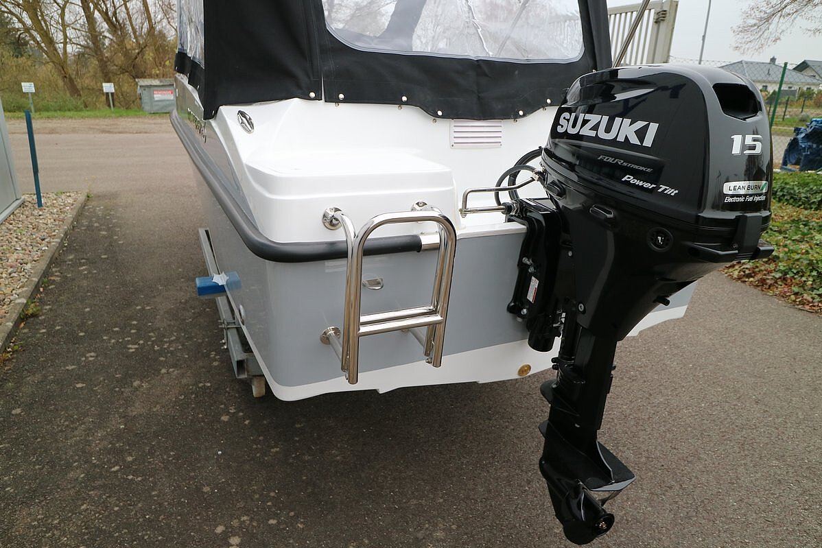 Das Bild zeigt unseren Mazury Fun 3 von hinten.