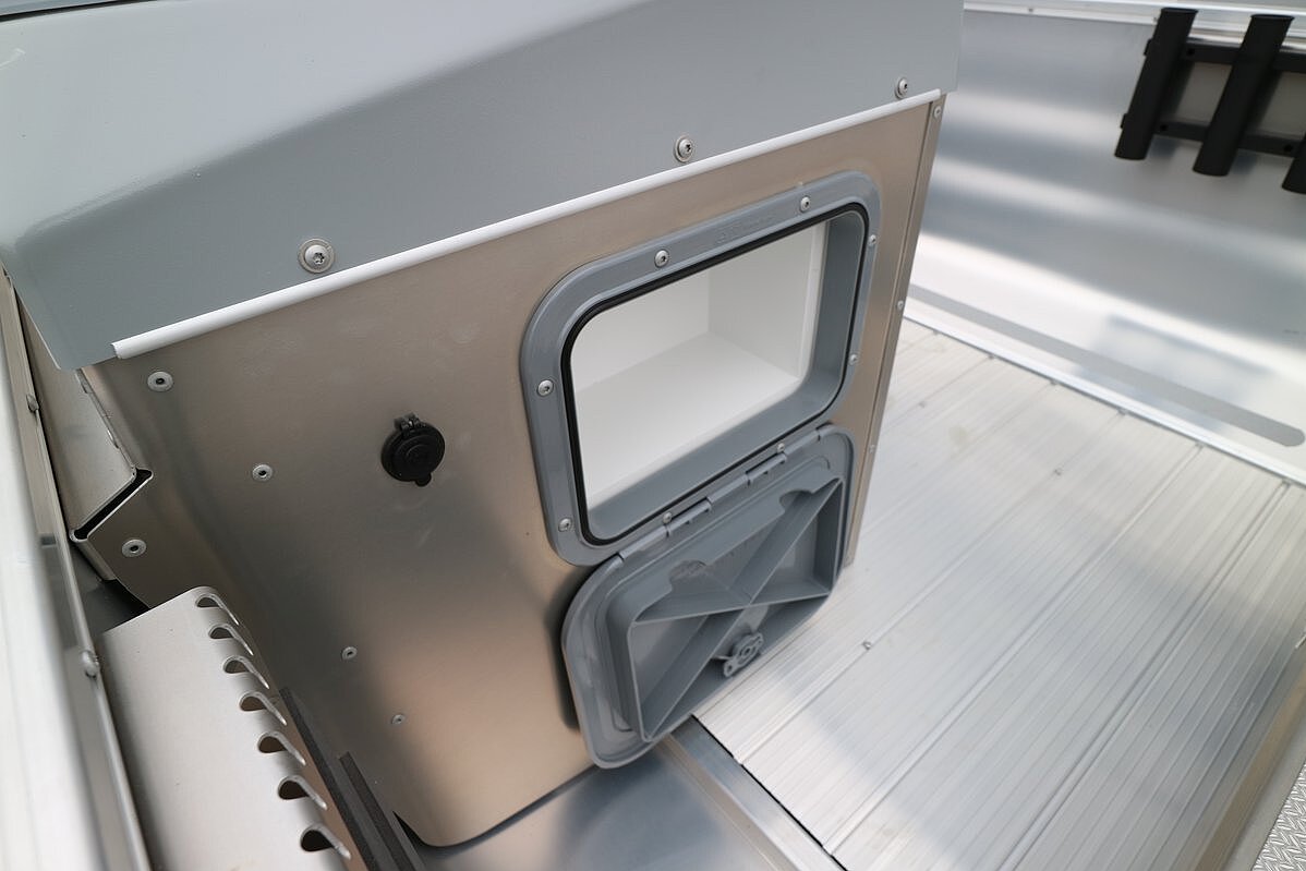 Dieses Bild zeigt ein aufgeklapptes Stauraumfach am Steuer der Linder Sportsman 445 Catch inkl. Garmin. 