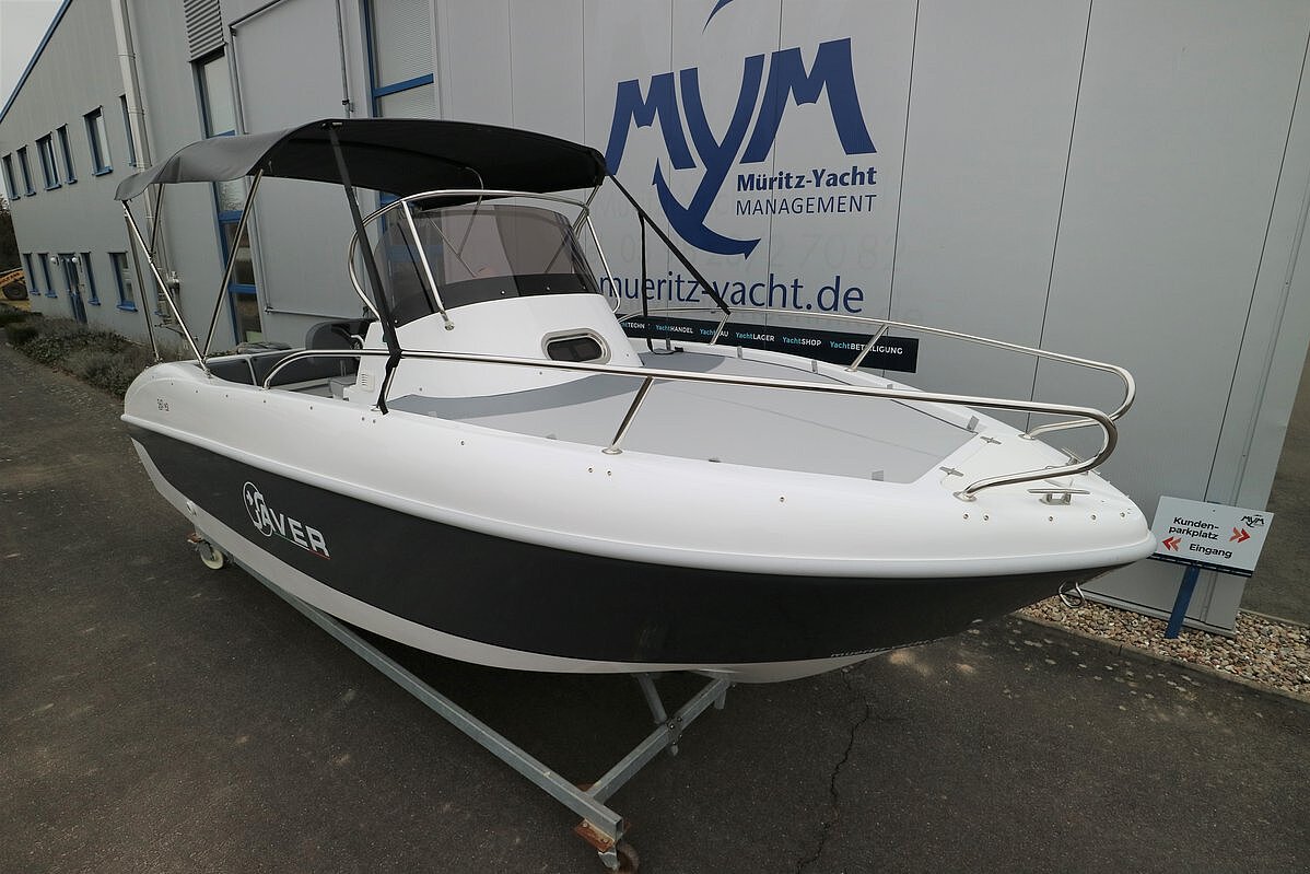 Dieses Bild zeigt unser Motorboot Saver 560 Walk Around - Ansicht von der Seite mit Dach