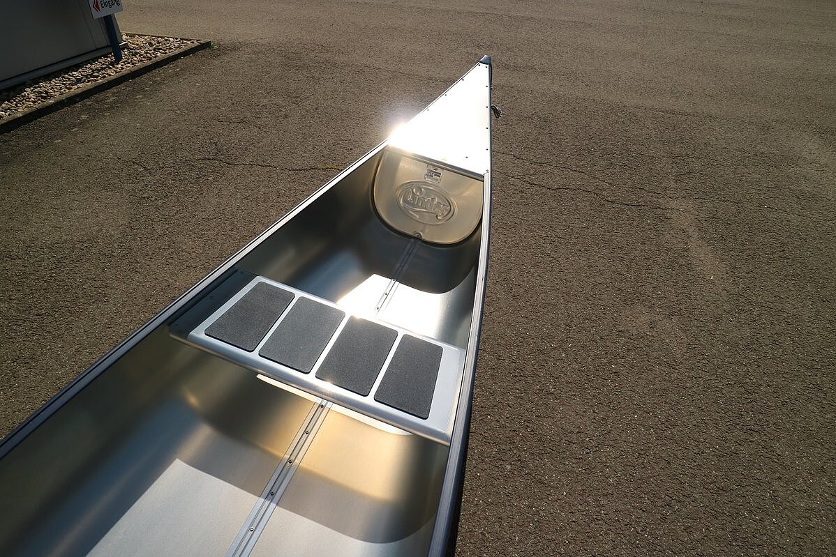 Dieses Bild zeigt das Bug und eine Sitzfläche.