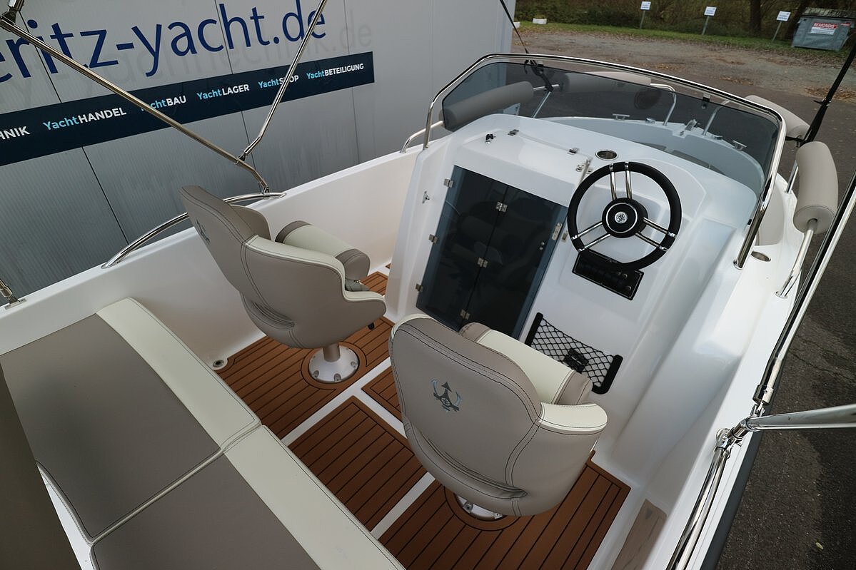 Dieses Bild zeigt unser Motorboot Aquila 5.3 Sun inkl. Motor - Ansicht auf Steuer und Sitze