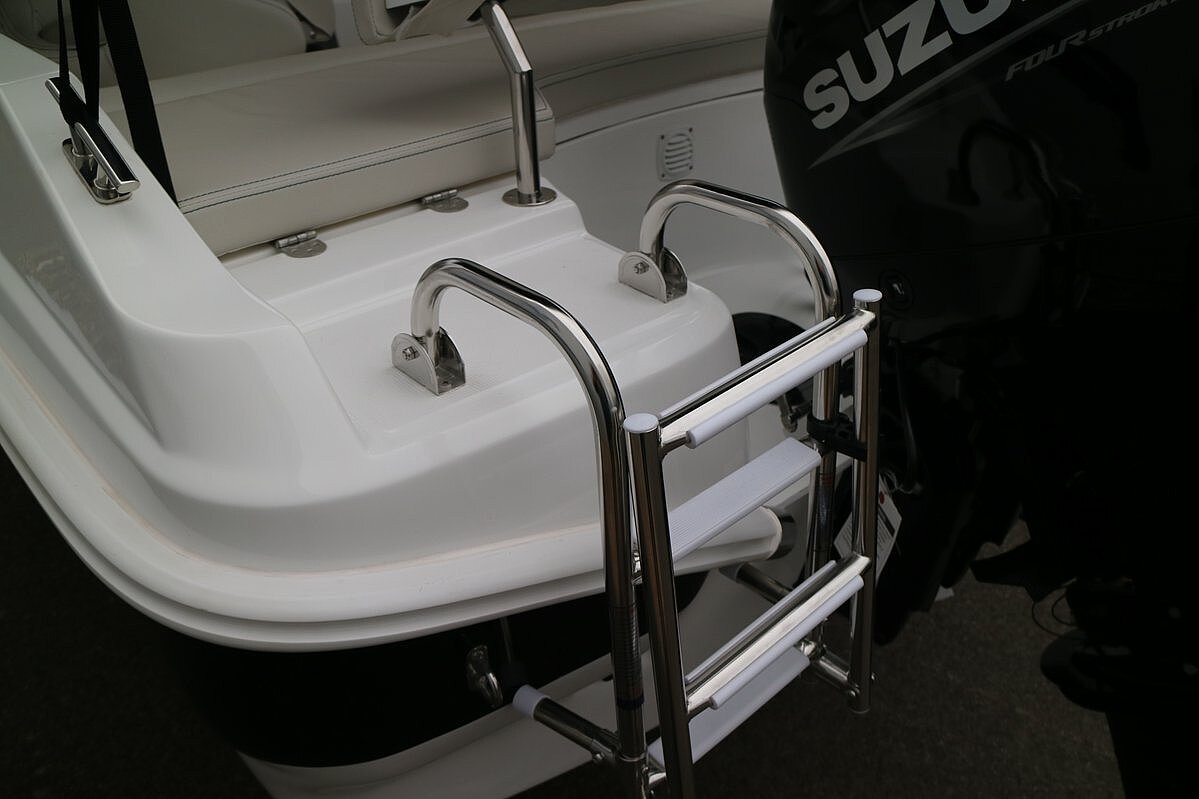 Dieses Bild zeigt unser Motorboot Aquila 5.3 Sundeck inkl. Motor - Ansicht der Leiter