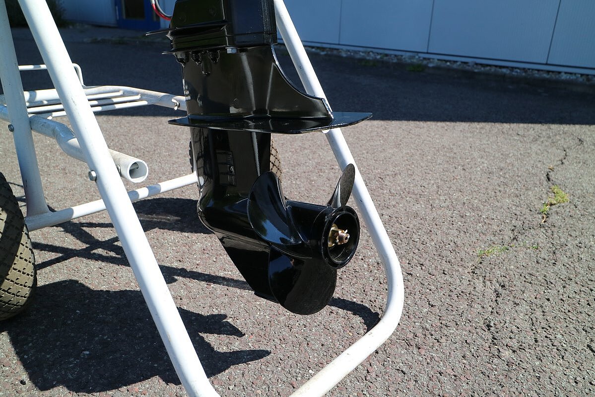 Das Bild zeigt unseren Motor Suzuki DF 15 ATL.