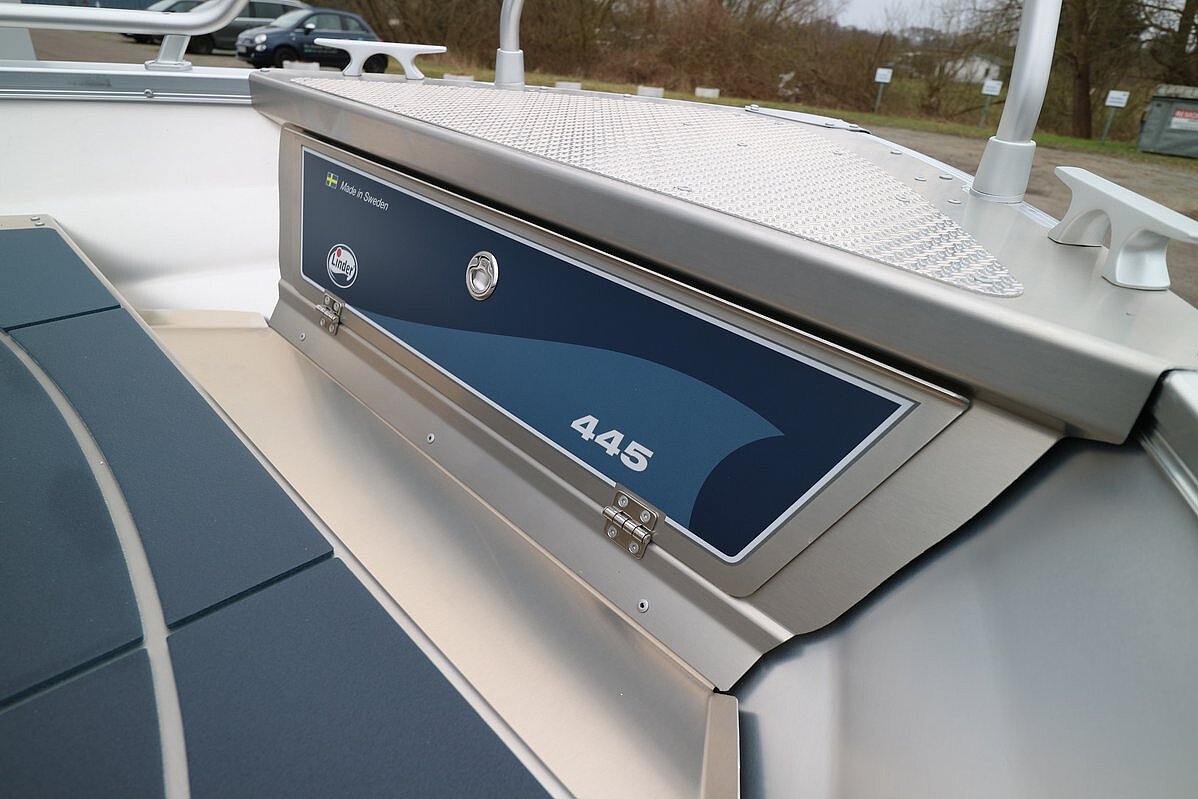 Dieses Bild zeigt das Vorderdeck mit Staufach der Linder Sportsman 445 Max inkl. Garmin.
