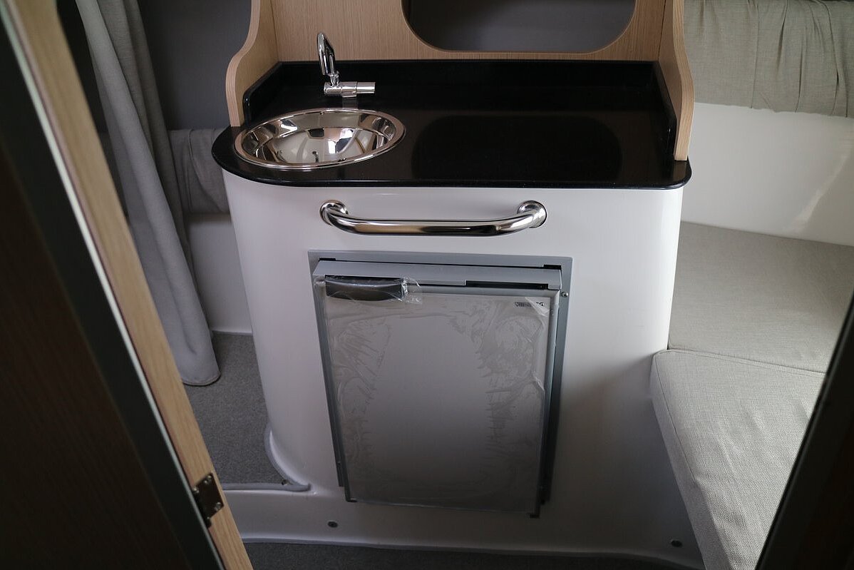 Dieses Bild zeigt unser Motorboot Saver 690 Cabin - Küche