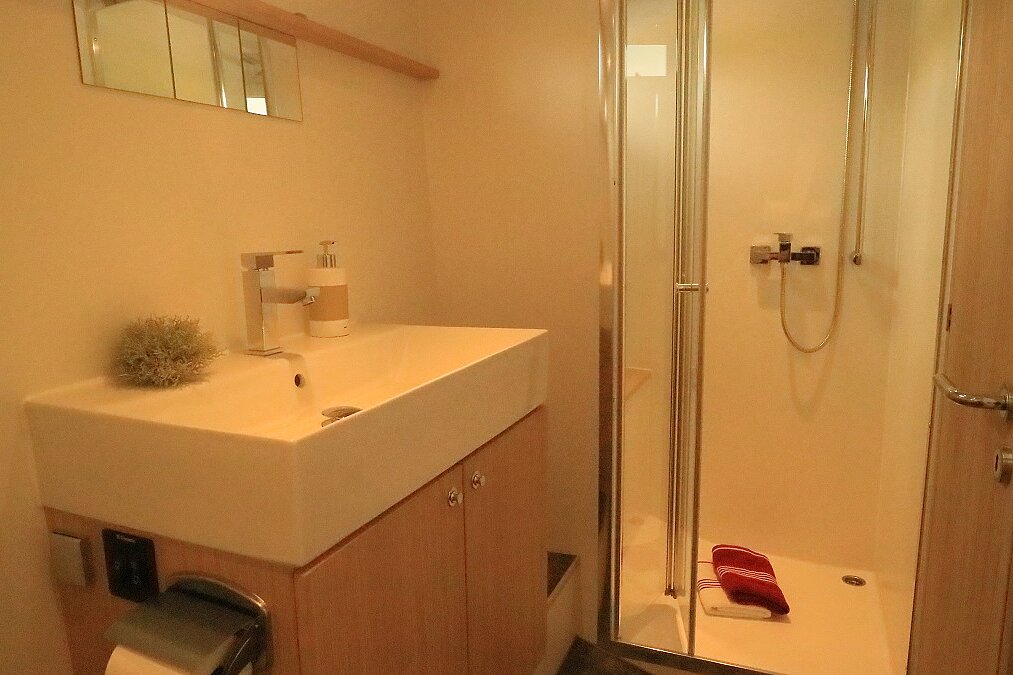 Dieses Bild zeigt unsere Yacht Hope - Retro 130 - Bad Ansicht zur Dusche