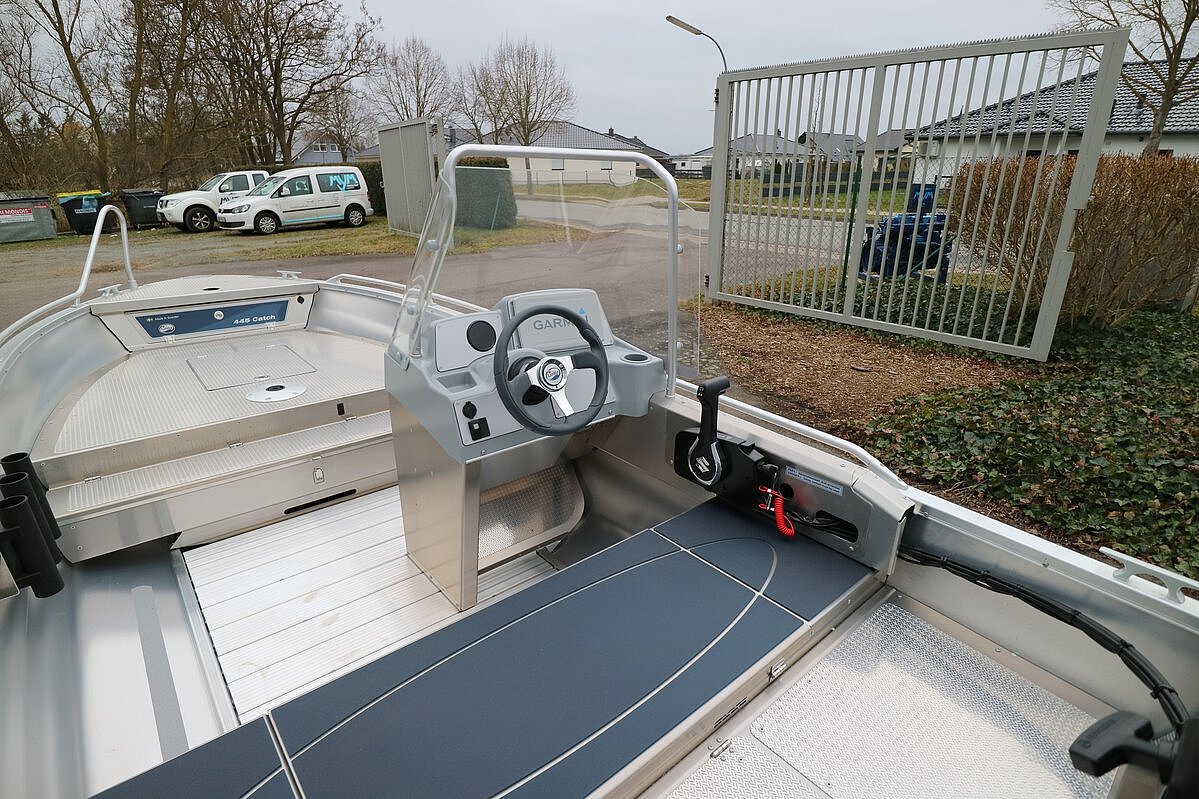 Dieses Bild zeigt unser Aluboot Linder Sportsman 445 Catch inkl. Garmin 9" GPS - Ansicht der Fahrerkabine