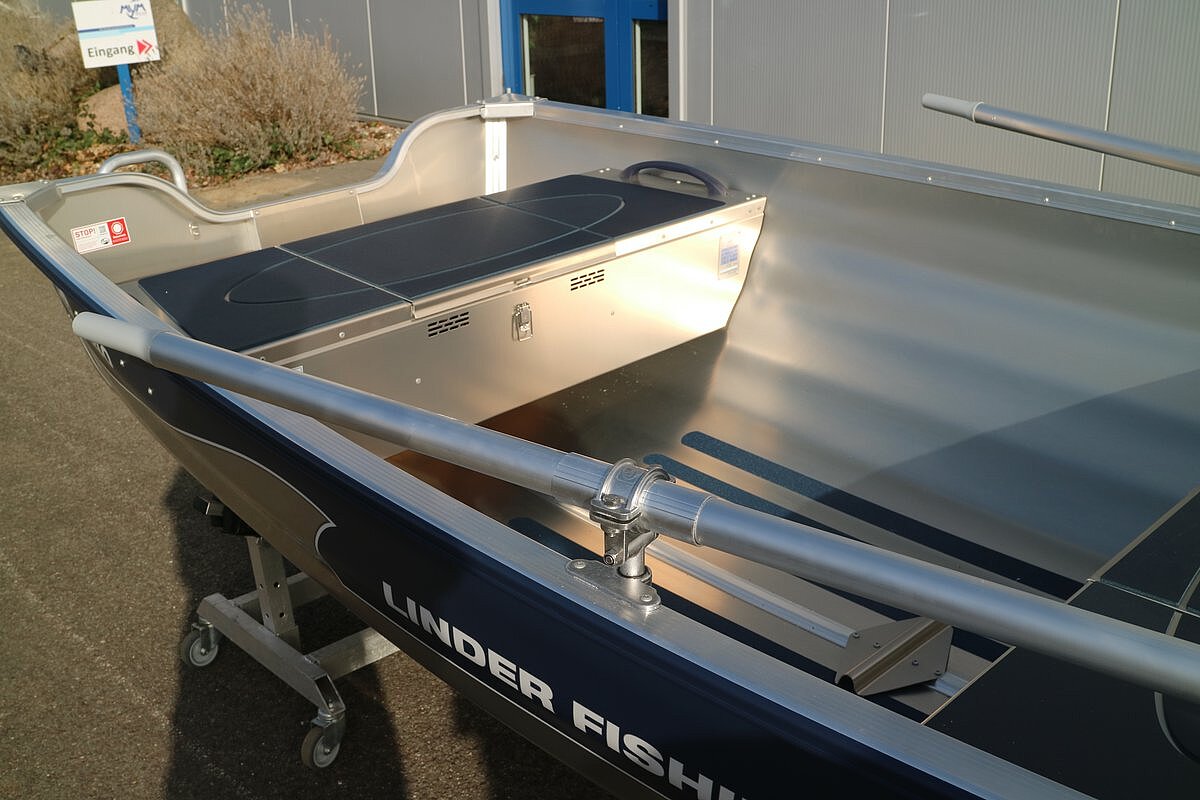 Dieses Bild zeigt unser Aluboot Linder Fishing 440  - Ansicht der Ruderhalterung mit Ruder