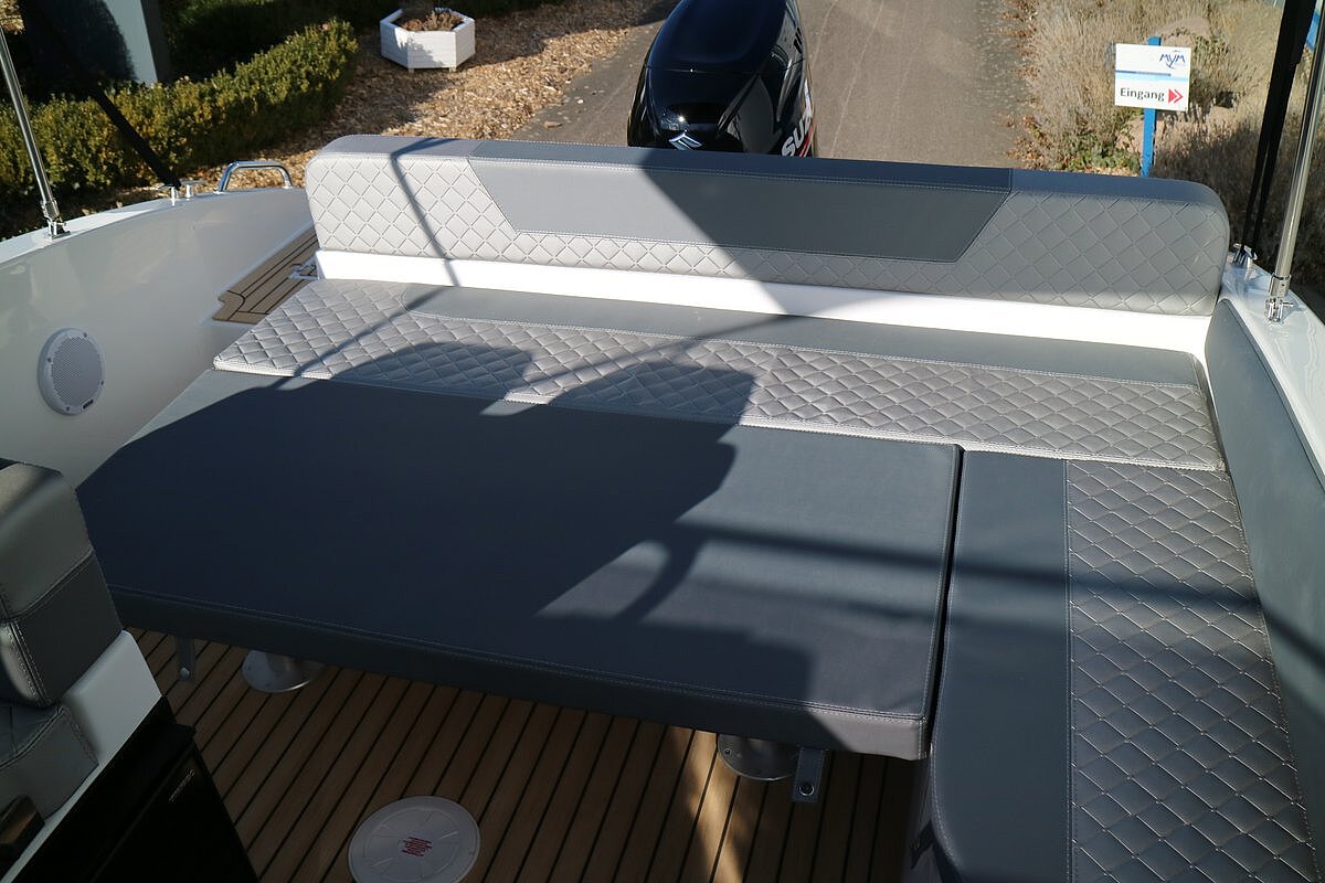 Dieses Bild zeigt unser Motorboot Saver 660 Walk Around - Liegeecke