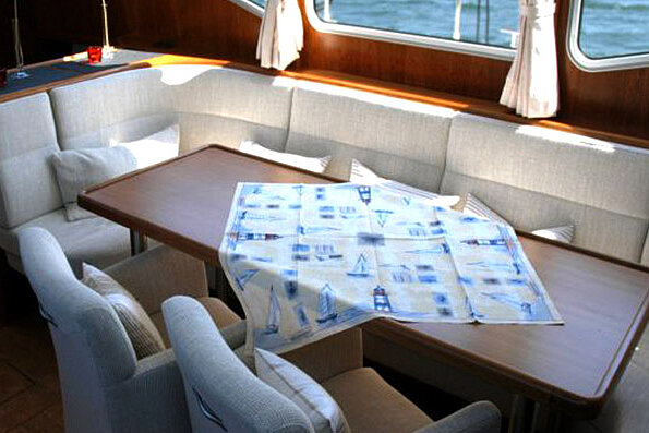 Dieses Bild zeigt unsere Yacht ZORA - Vacance 1350 - Salon