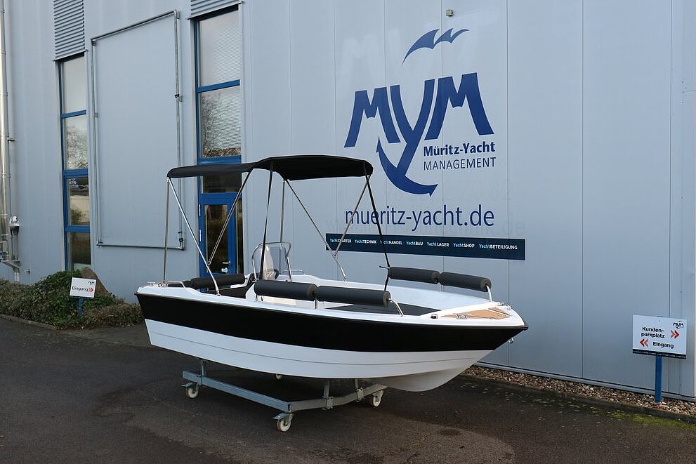 Dieses Bild zeigt unser Motorboot Aquila 4.8 Family inkl. Motor - Seitenansicht