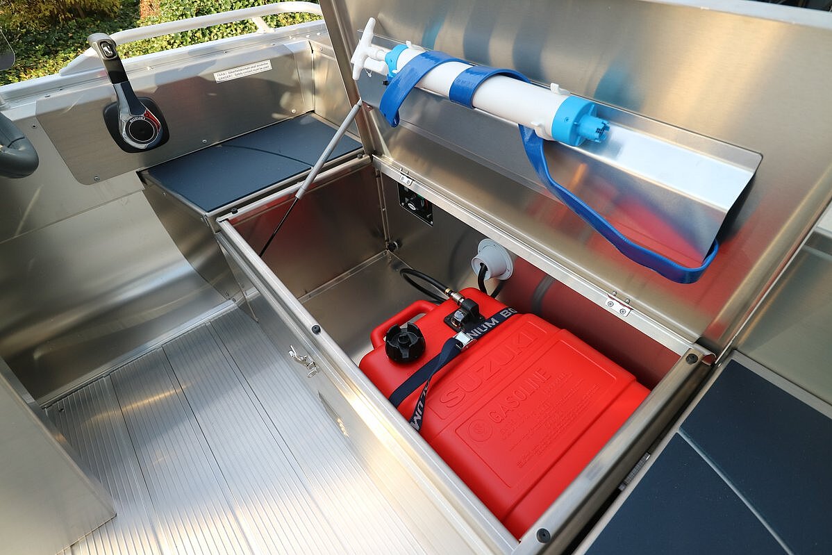 Dieses Bild zeigt unser Aluboot Linder Arkip 460 - Stauraum im Heck