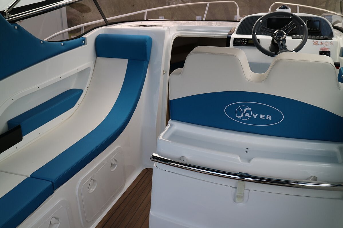 Dieses Bild zeigt unser Motorboot Saver 650 Cabin - Liegefläche