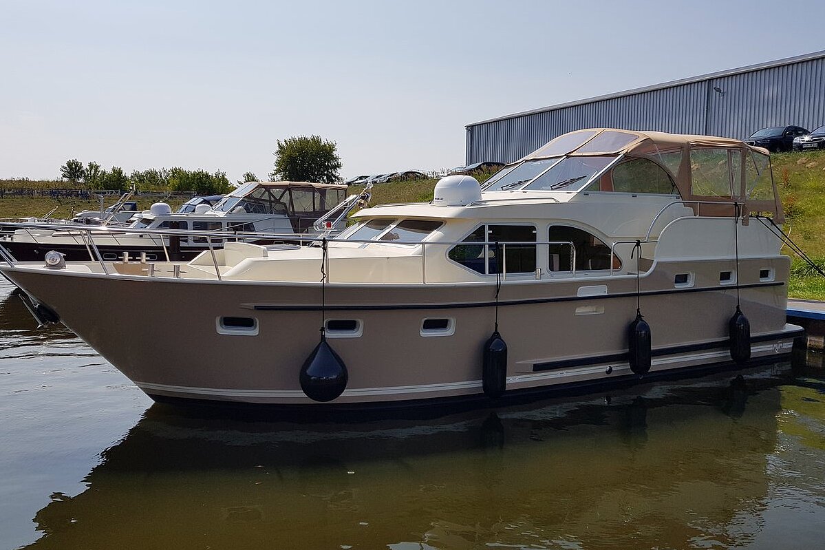 Dieses Bild zeigt unsere Yacht Cappuccino - M-Retro 120 - im Hafen von der Seite