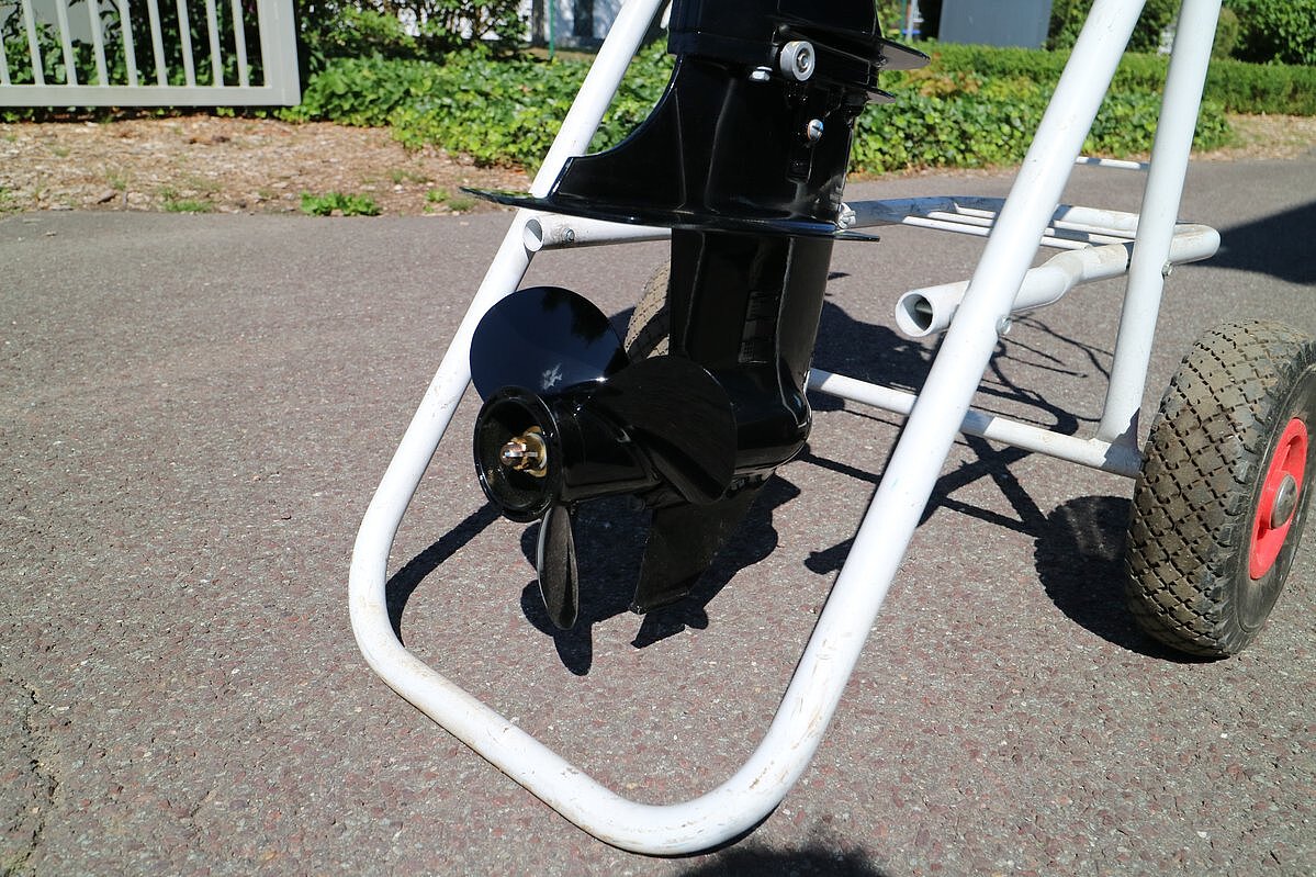 Das Bild zeigt unseren Motor Suzuki DF 15 ATL.