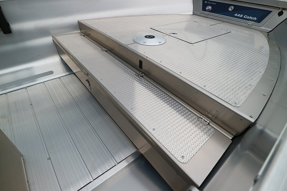 Dieses Bild zeigt unser Aluboot Linder Sportsman 445 Catch inkl. Garmin 9" GPS - Ansicht des Bugs mit verschiedenen Stauräumen im Detail