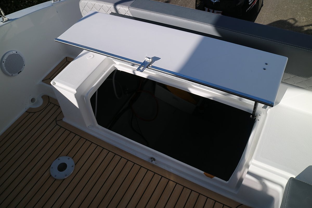 Dieses Bild zeigt unser Motorboot Saver 660 Walk Around - Stauraum