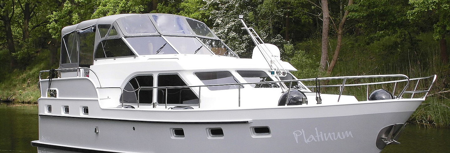Dieses Bild zeigt unsere Yacht Platinum - M-Retro 120 - Seitenansicht