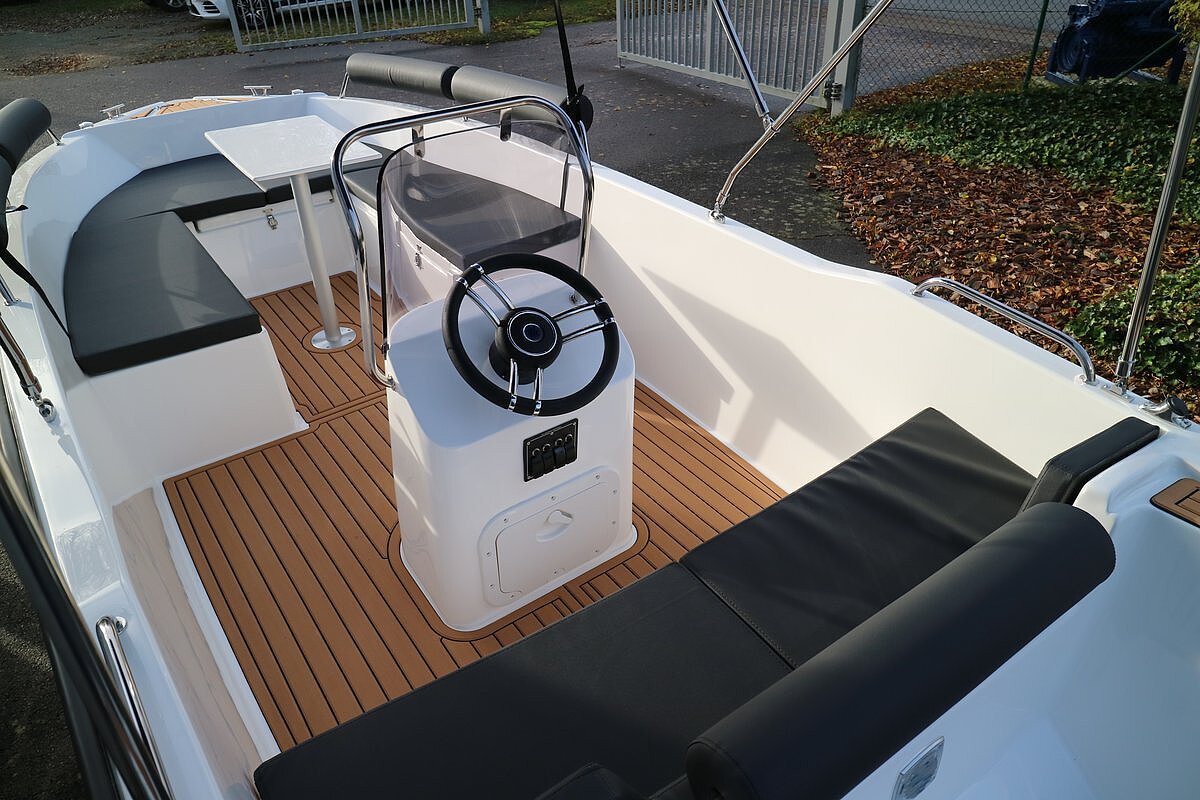 Dieses Bild zeigt unser Motorboot Aquila 4.8 Family inkl. Motor