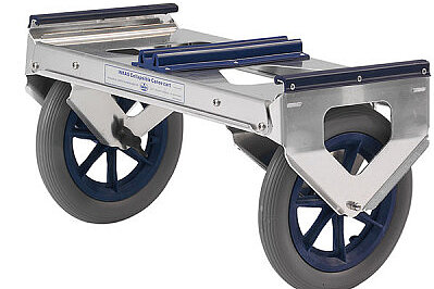 Dieses Bild zeige einen zusammenklappbaren Kanuwagen.