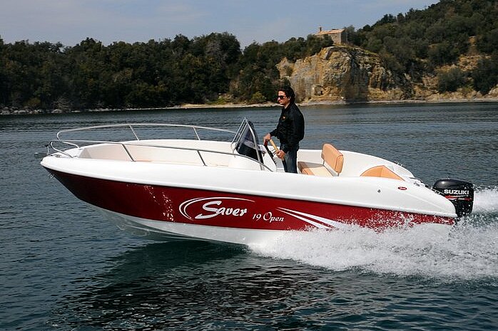 Dieses Bild zeigt unser Motorboot Saver 19 Open - von der Seite in Aktion