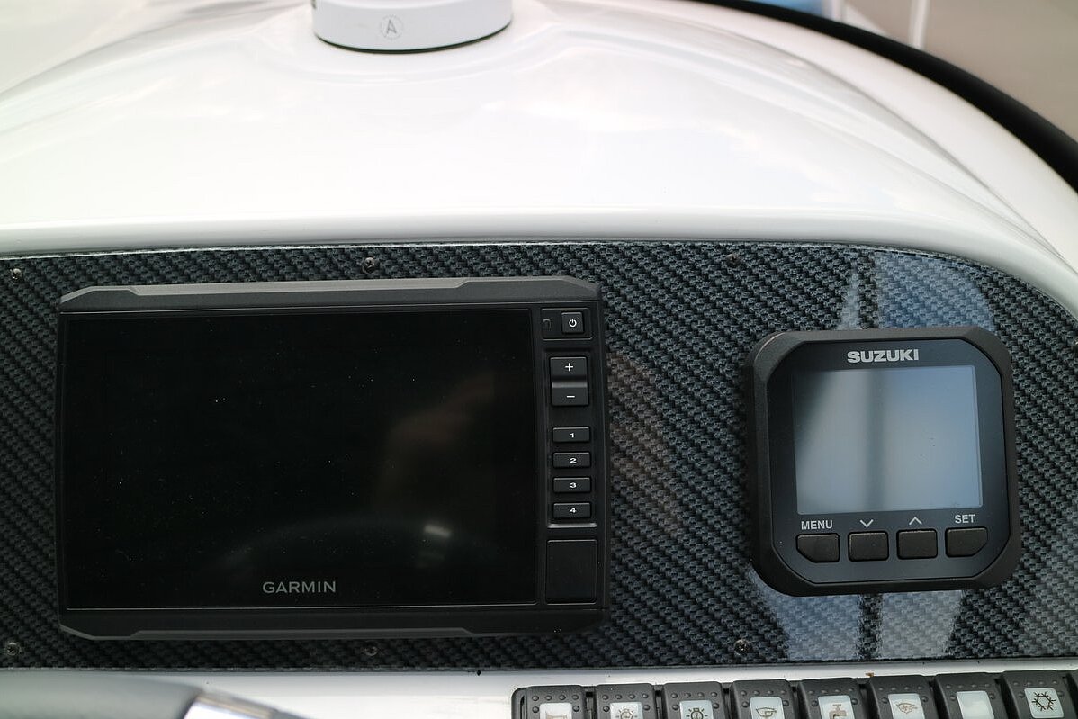 Dieses Bild zeigt unser Motorboot Saver 650 Cabin - Instrumente