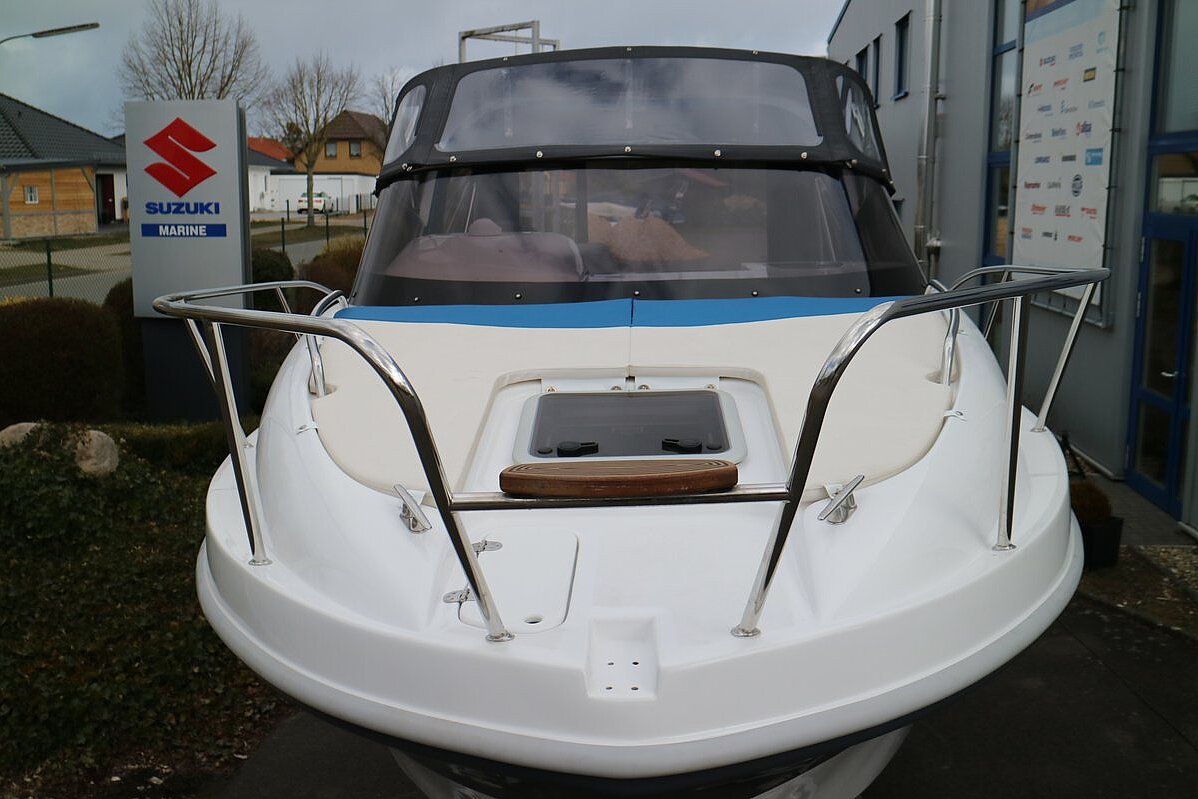 Dieses Bild zeigt unser Motorboot Saver 650 Cabin - Frontansicht