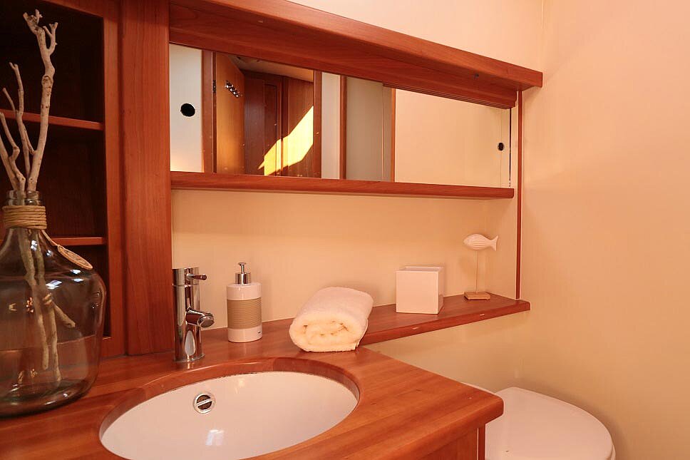 Dieses Bild zeigt unsere Yacht Aquamarin - M-Cruiser 125 - Bad