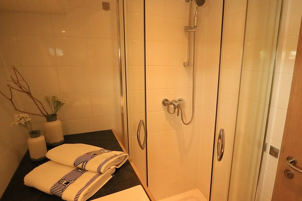 Dieses Bild zeigt unsere Yacht Sky Blue - M-Retro 140 Pool - Bad