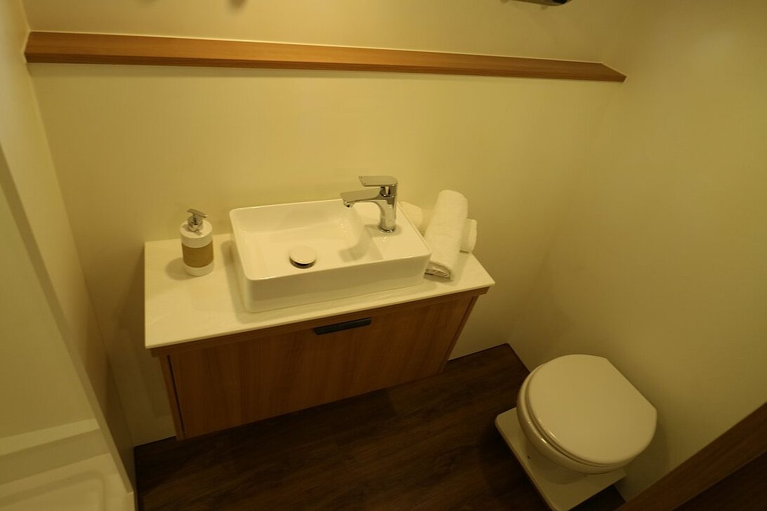 Dieses Bild zeigt unsere Yacht Sally - Concordia 120 AC - Ansicht auf Waschbecken 