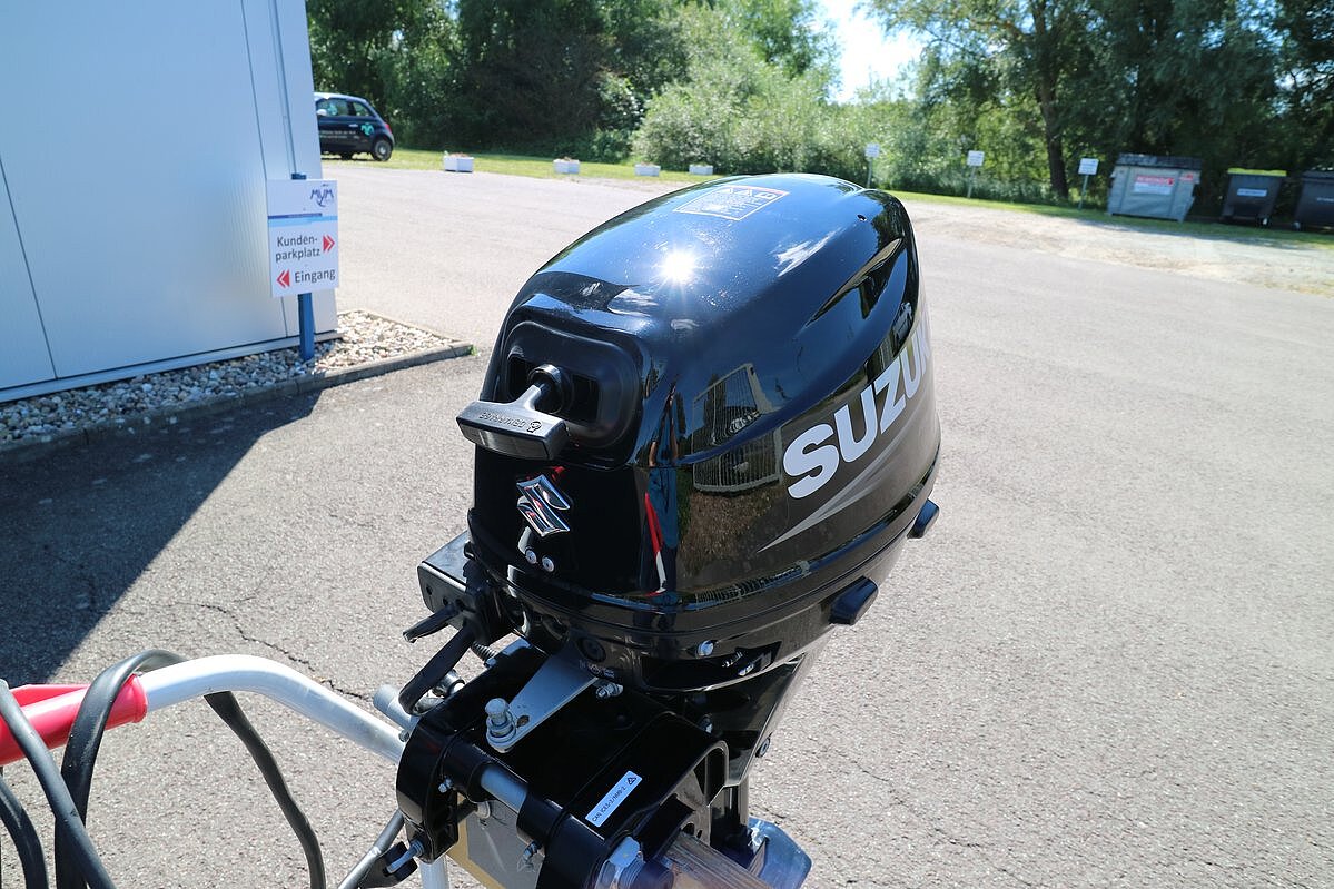 Das Bild zeigt unseren Motor Suzuki DF 15 ATL.