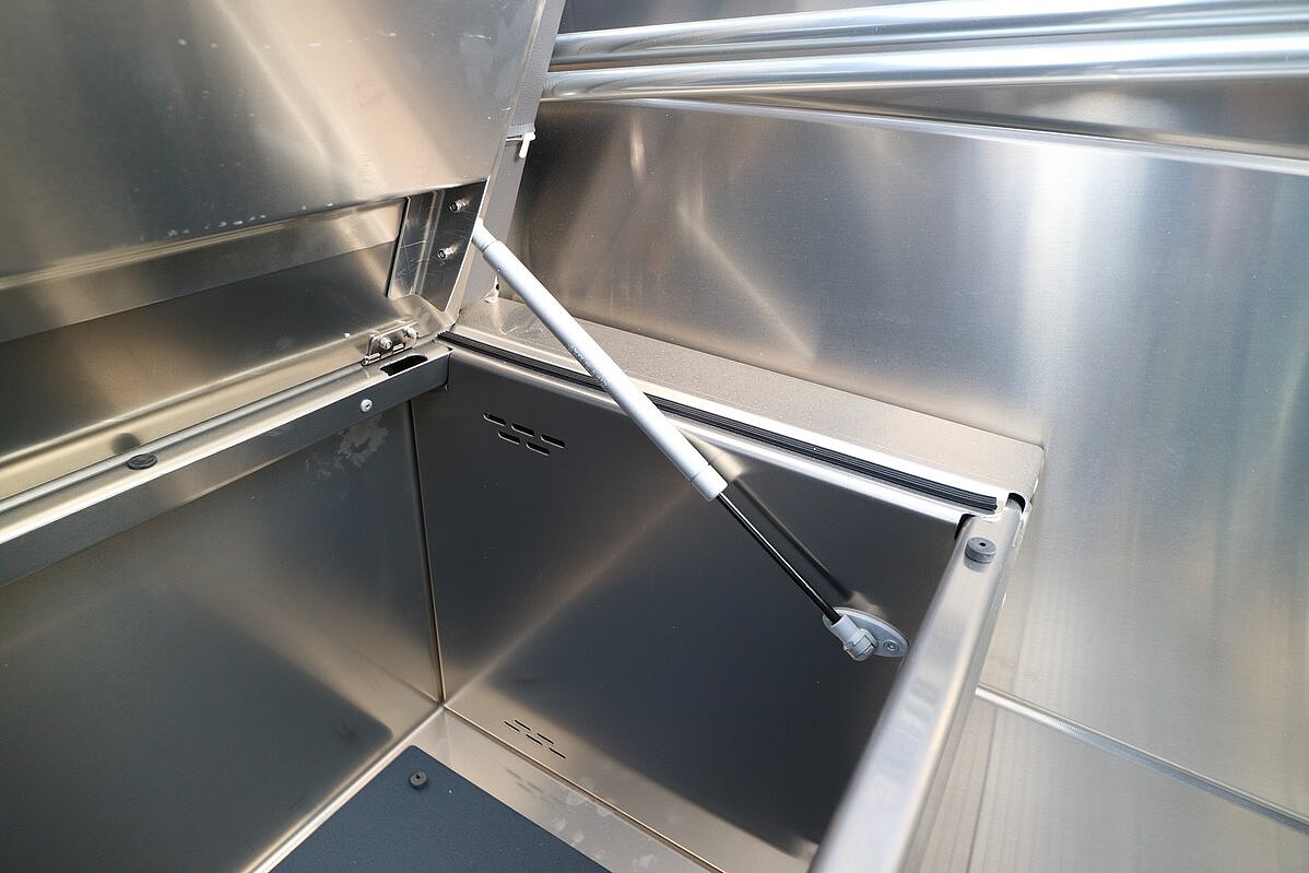 Dieses Bild zeigt eine große Stauraumklappe.