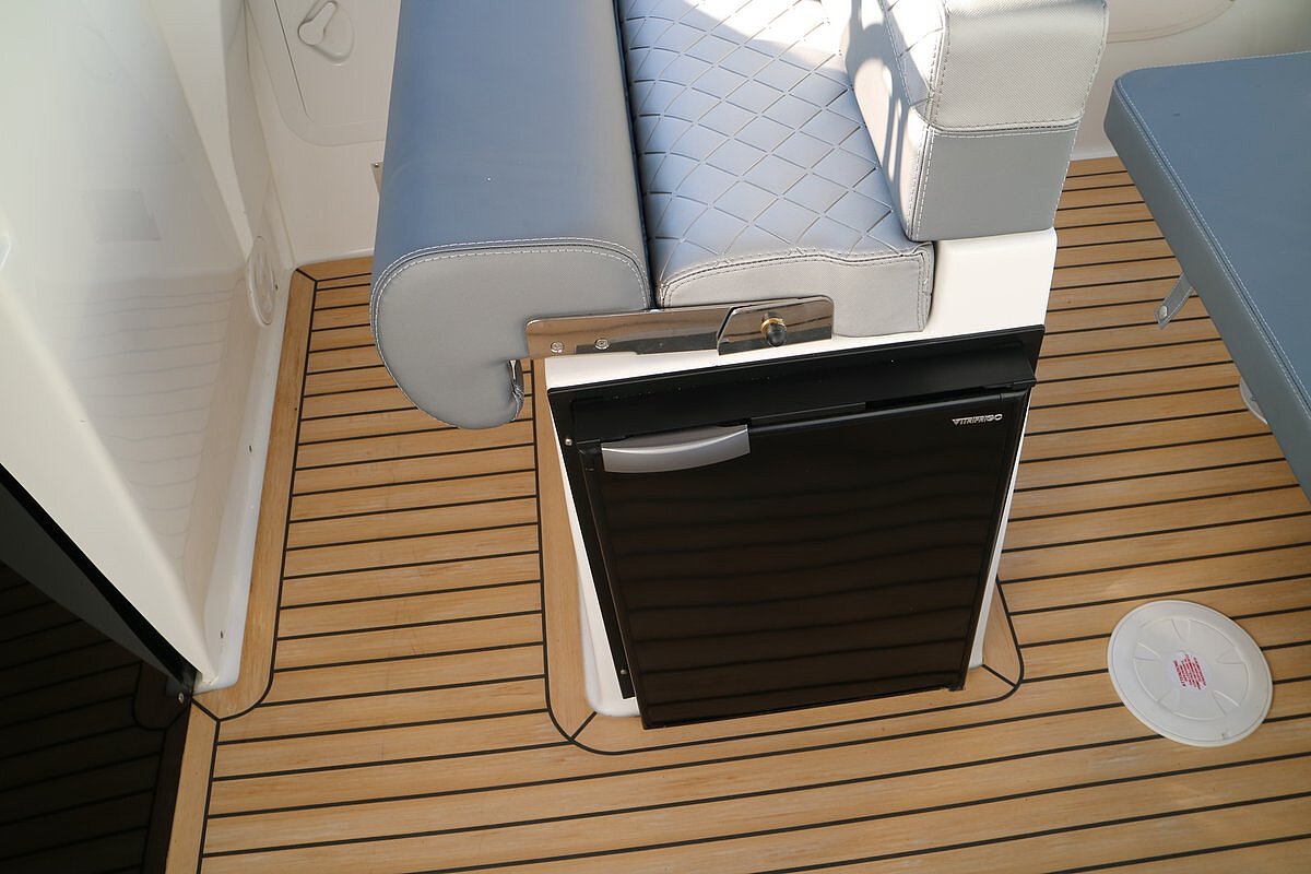 Dieses Bild zeigt unser Motorboot Saver 60 Walk Around - Steuer Sitz Seitenschrank