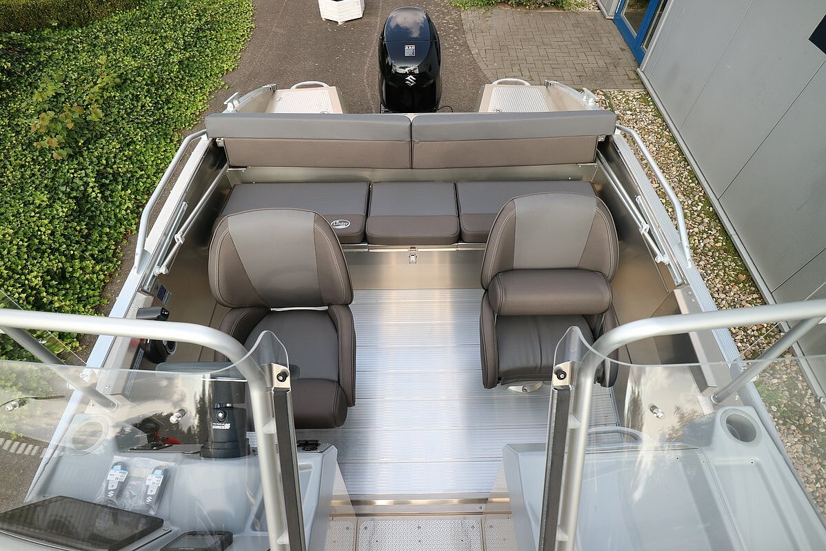 Dieses Bild zeigt die Innenausstattung der Linder ARKIP 530 BR inkl. Garmin.