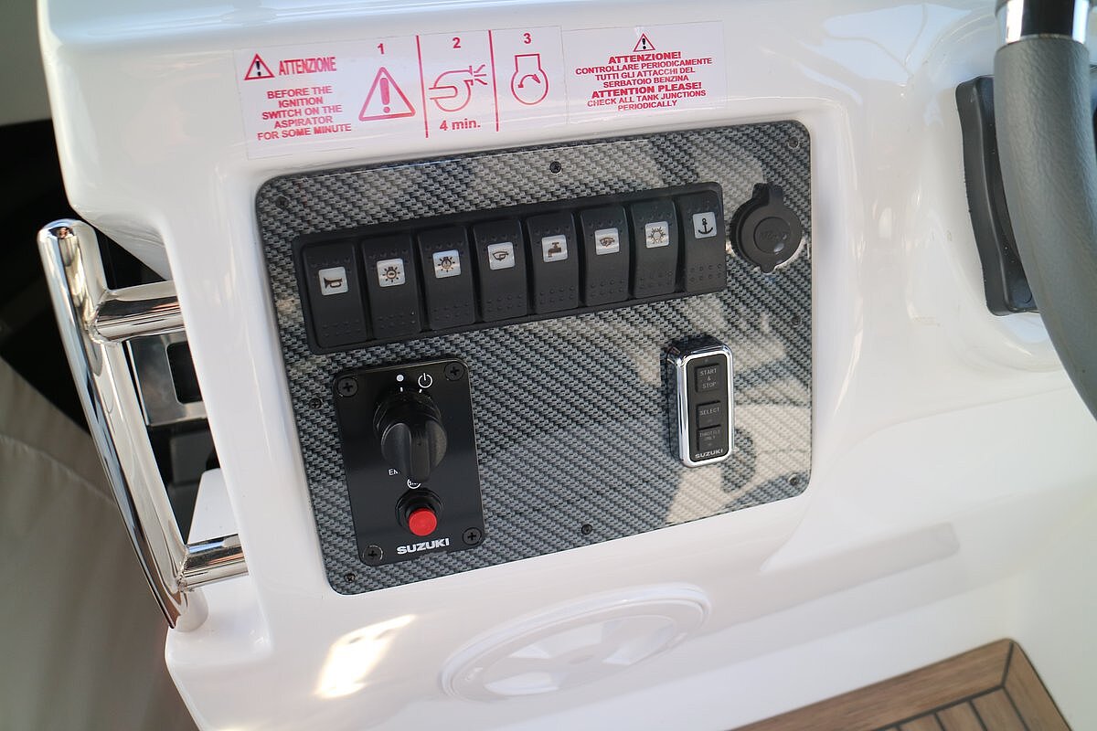 Dieses Bild zeigt unser Motorboot Saver 750 Walk Around - Steuerpanel