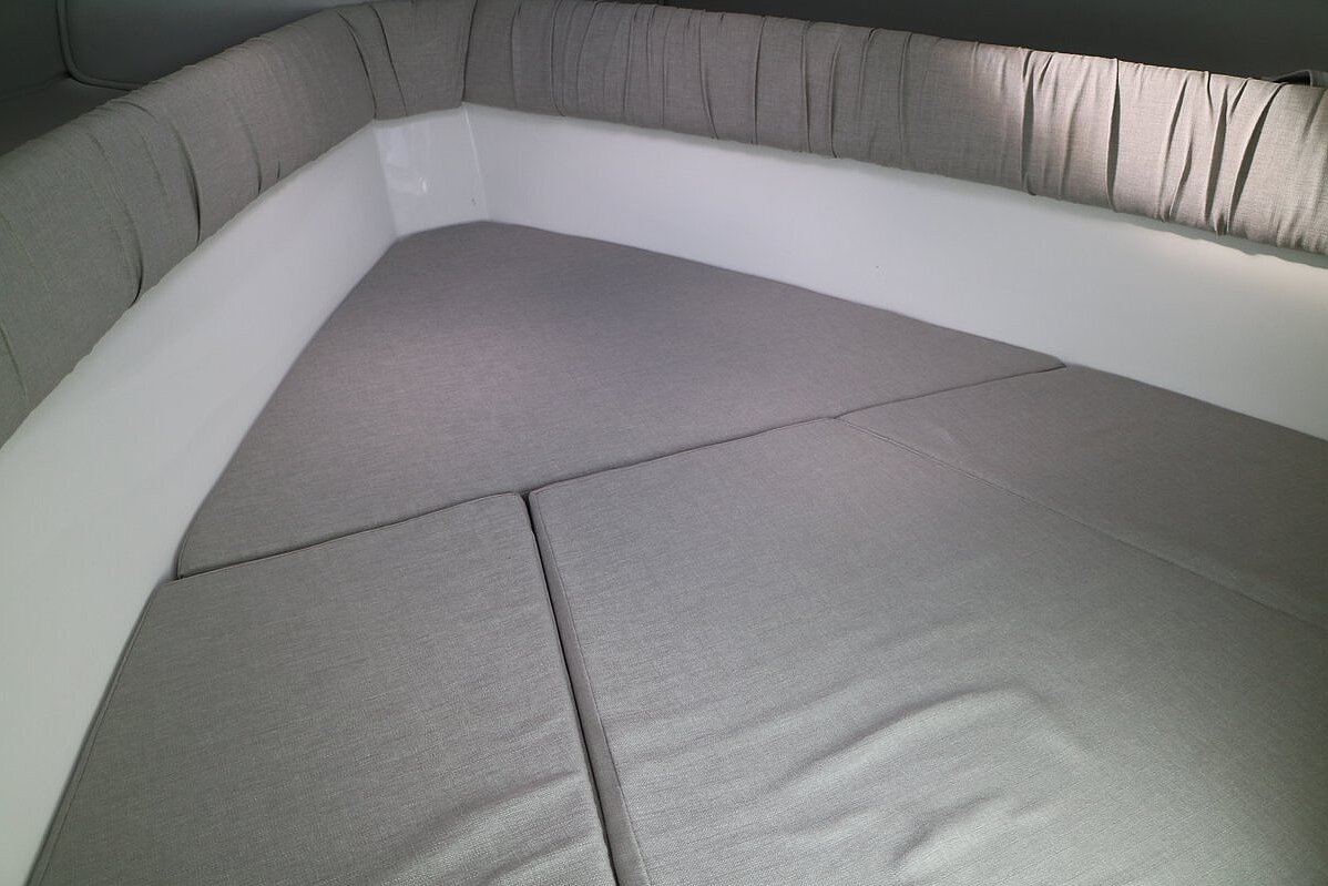 Dieses Bild zeigt unser Motorboot Saver 690 Cabin - Bett