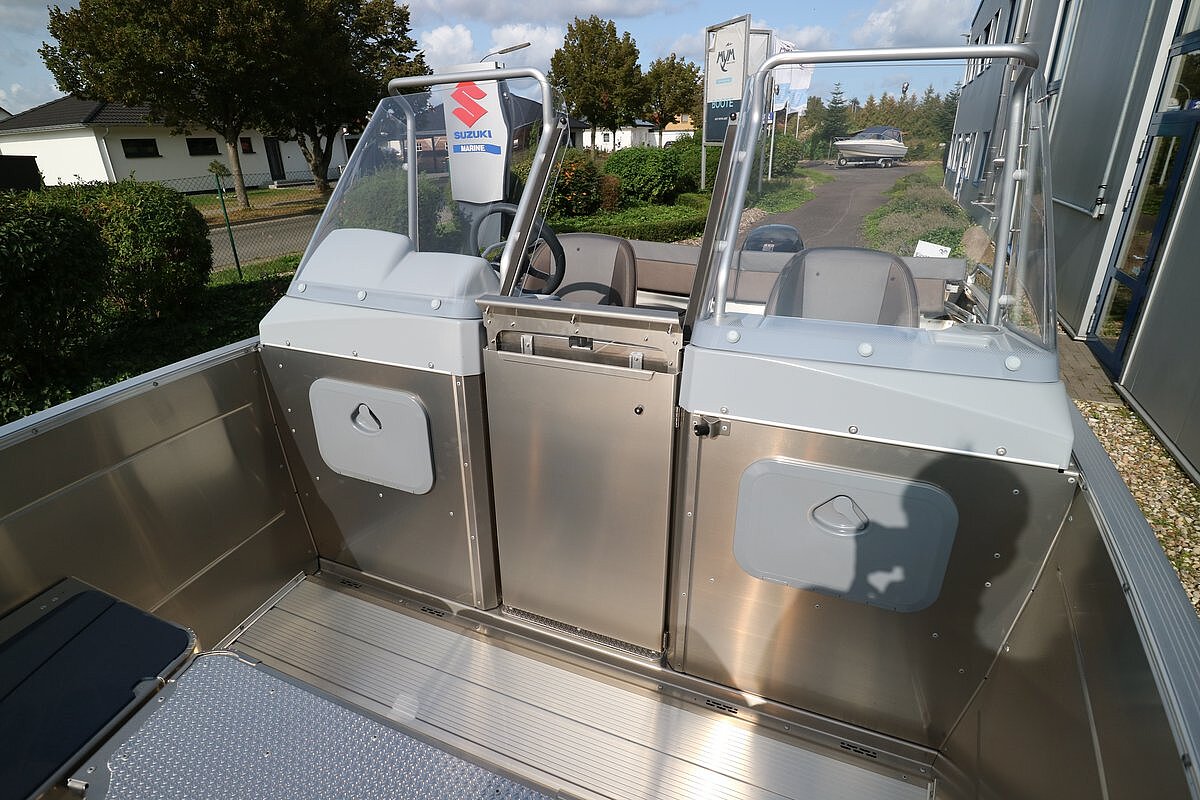 Dieses Bild zeigt unser Aluboot Linder Arkip 530 BR- Ansicht des Windschutzes, Heck sowie Staufächer