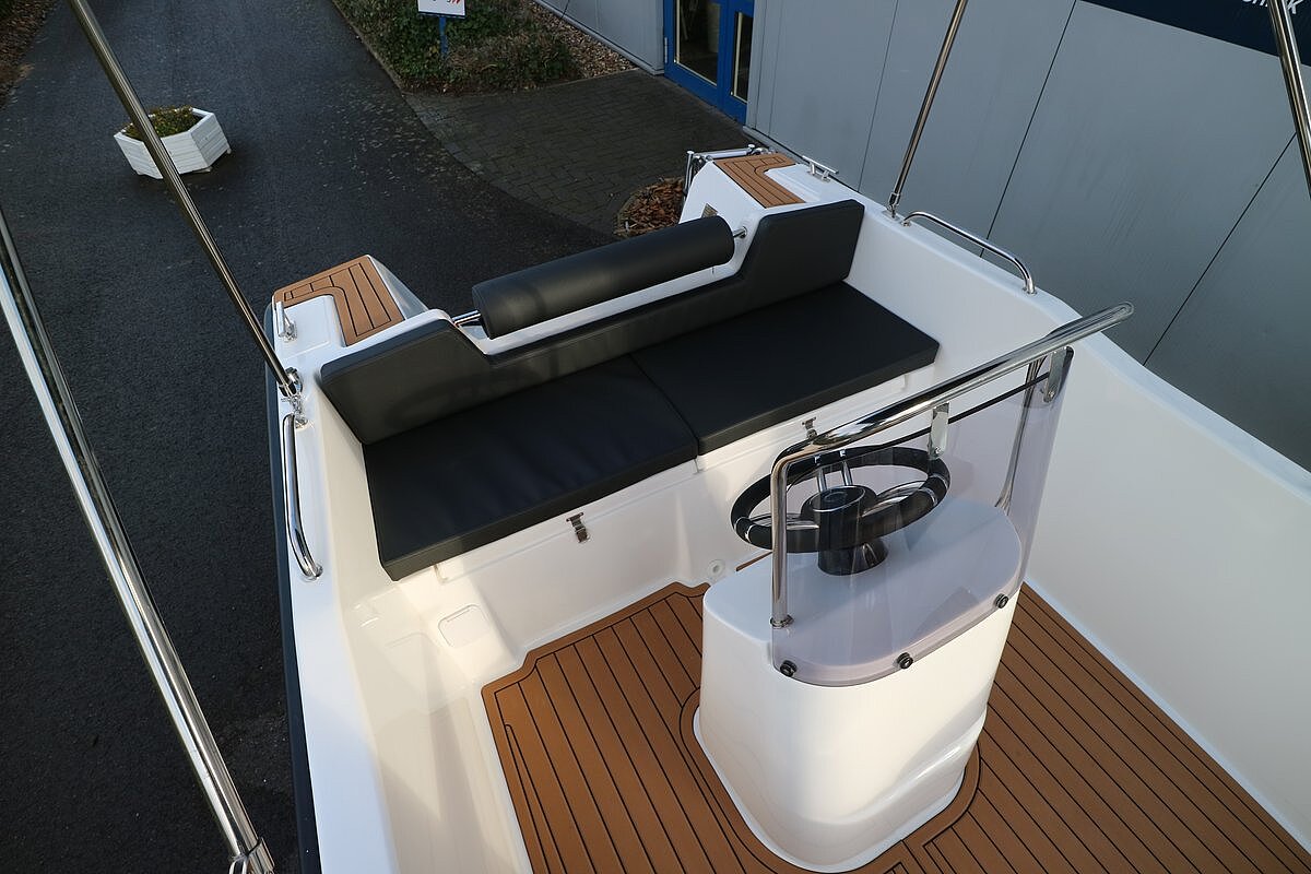 Dieses Bild zeigt unser Motorboot Aquila 4.8 Family inkl. Motor - Ansicht auf das Steuer