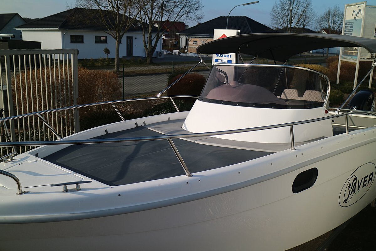 Dieses Bild zeigt unser Motorboot Saver 750 Walk Around - Seitenansicht Vorderdeck