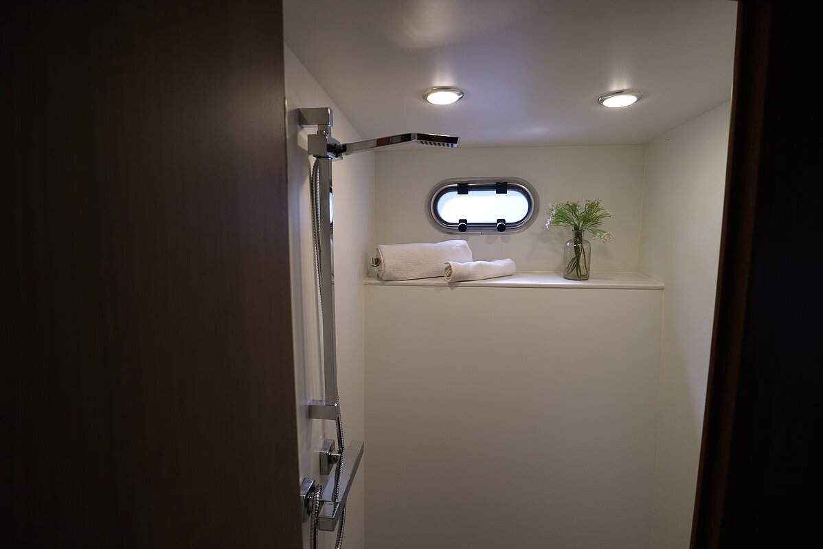 Dieses Bild zeigt unsere Yacht Snoopy - Concordia 108 AC- zweites Bad anderer Winkel