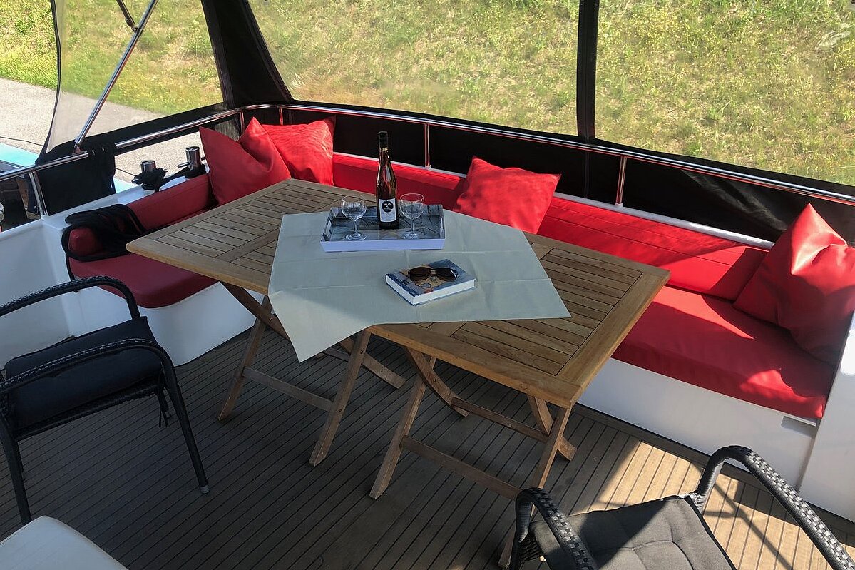 Dieses Bild zeigt unsere Yacht Hope - M-Retro 130 - Oberdeck Sitzgelegenheit