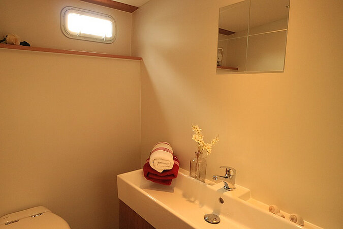 Diese Bild zeigt unsere Yacht Pollux - M-Classic 145 - Bad anderer Winkel